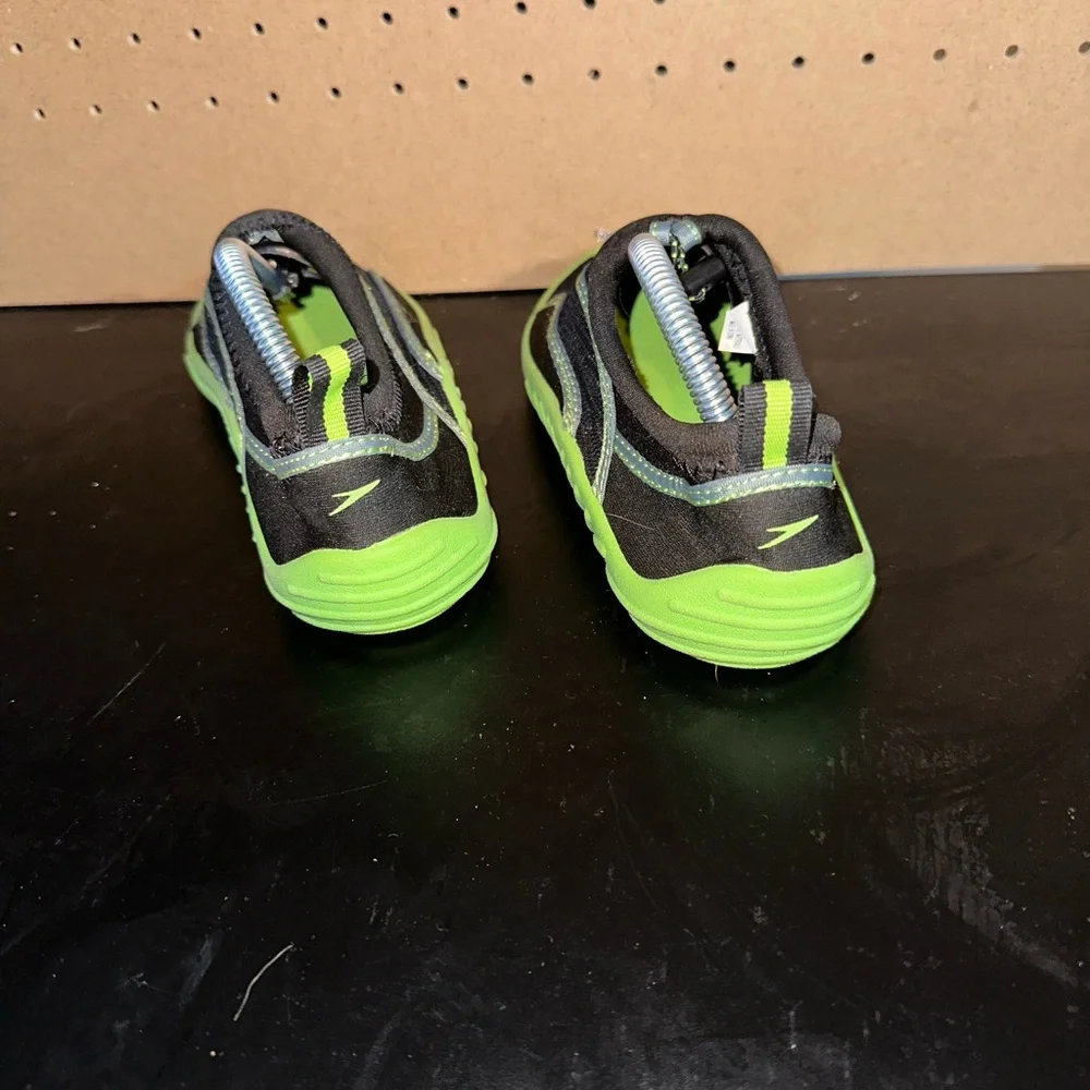 SLIP ON WATER SHOES SPEEDO Black w/LIME GREEN KIDS Med. Size 2/3